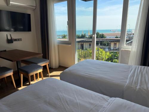 Queen Suite with Sea View