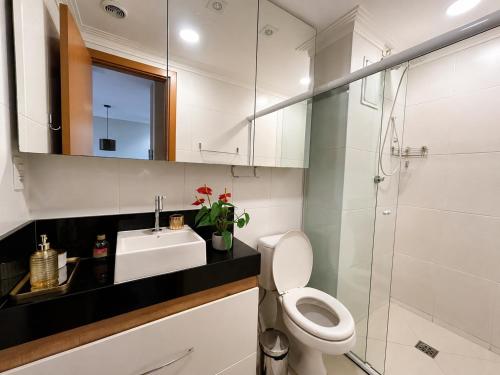 a bathroom with a toilet and a sink and a shower at Luxury Studio - Próx Aeroporto GRU - Com Ar Condicionado in Guarulhos