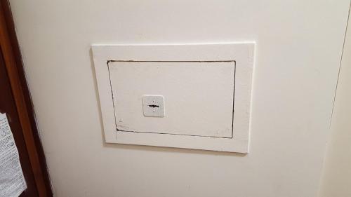 un interrupteur blanc sur un mur blanc dans l'établissement Hôtel Média, à Paris