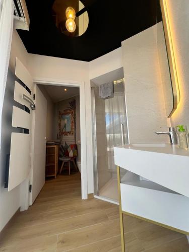 a kitchen with a sink and a mirror at Le Royal VIBES in Cap d'Agde