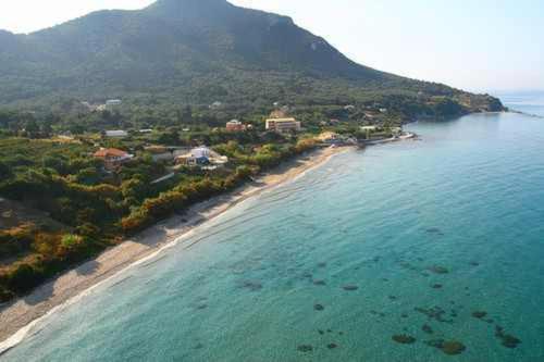 uma vista aérea de uma praia e do oceano em Varagoulis Giannis & Lenas Apartments em Paramonas