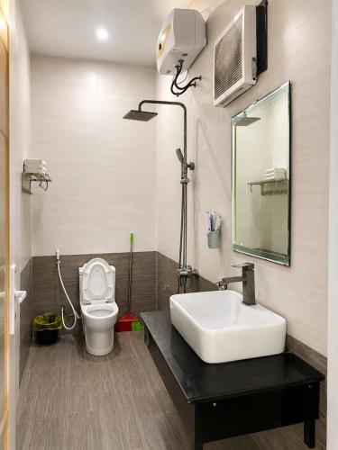 a bathroom with a sink and a toilet at Funny Monkeys Homestay in Phong Nha