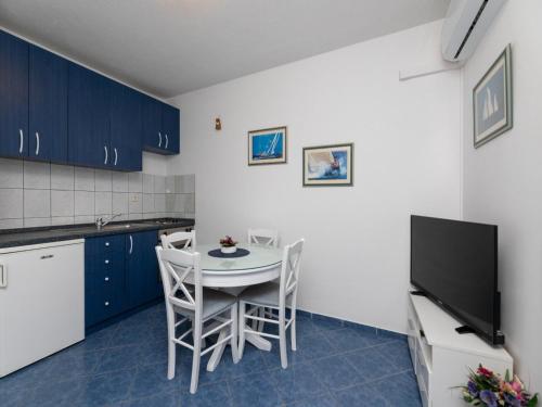 Villa Supetar Garden - Classic Two Bedroom Apartment with Terrace