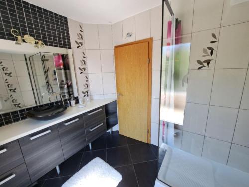 Beautiful Unique Family Villa Emily - Five Bedroom Holiday Home With Pool