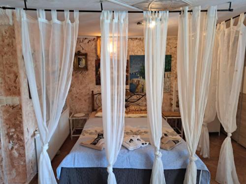 Beautiful Unique Family Villa Emily - Five Bedroom Holiday Home With Pool