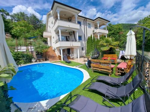 Beautiful Unique Family Villa Emily - Five Bedroom Holiday Home With Pool