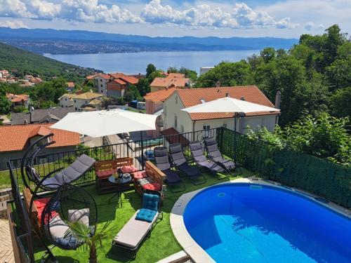 Beautiful Unique Family Villa Emily - Five Bedroom Holiday Home With Pool