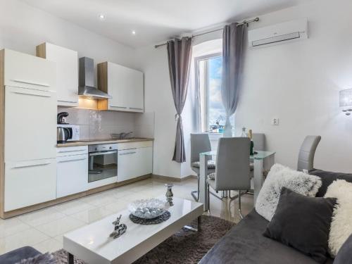 Comfrot One Bedroom Apartment with Sea View