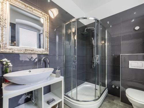 Classic One Bedroom Apartment with Sea View