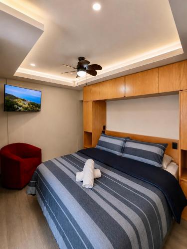 a bedroom with a large bed with a ceiling fan at Suite Casa Mia in Ciudad Sahagún