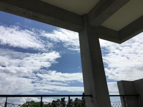 a view of the sky from a balcony at David SamStrong Villa 大尾山姆維拉 in Chenggong