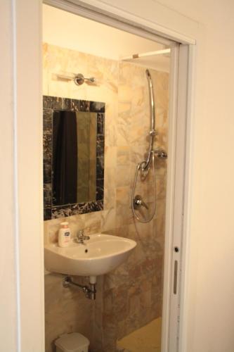 ピエトラサンタにあるCasa del Marmoのバスルーム(シンク、シャワー付)