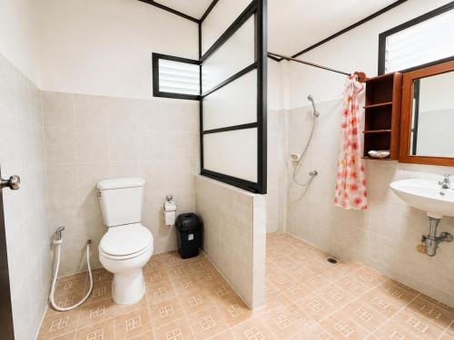 a bathroom with a toilet and a sink at Kaengkrachan Diamond Green Resort in Ban Song Phi Nong