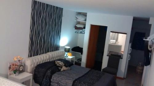 1 dormitorio con un gato en la cama en Vistalmar Alfar, en Mar del Plata
