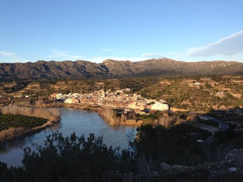 a view of a river with a town and mountains at Finca Florecer in Tivenys