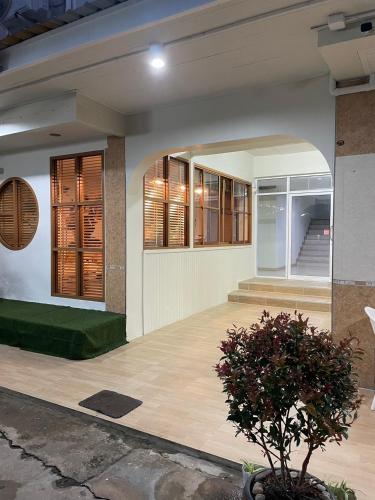 a house with a courtyard with a plant at ปากช่องอพาร์ทเม้นท์ in Pak Chong