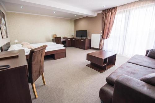 ein Hotelzimmer mit Bett und Schreibtisch in der Unterkunft Hotel Galanta in Galanta
