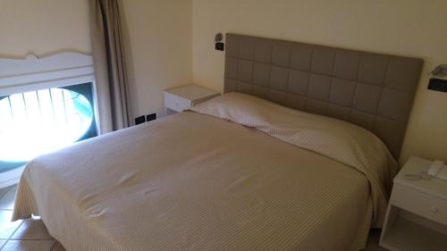 a bedroom with a bed and a window at Locanda del Boscogrande in Montegrosso dʼAsti