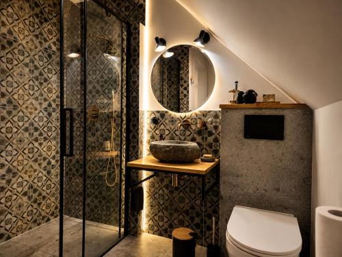 a bathroom with a toilet and a sink and a mirror at Siedlisko Po Kolei - blisko Kazimierza Dolnego in Głusko Duże