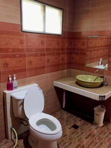 a bathroom with a toilet and a sink at Saikaew Villa in Ko Samed