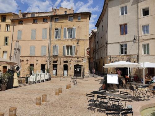Loft duplex Rez-de-chaussée sous sol 100m2 climatisé centre historique Aix-en-Provence