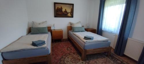 a small room with two beds and a window at Ferienhaus Feldbrise in Gottesgabe