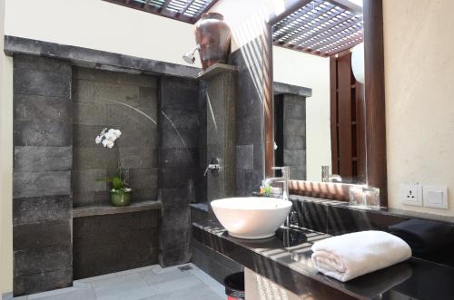 Ванная комната в Bali Breezz Hotel