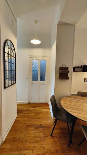 Authentic Nice Port Apartment - Walk Everywhere