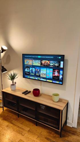 Authentic Nice Port Apartment - Walk Everywhere