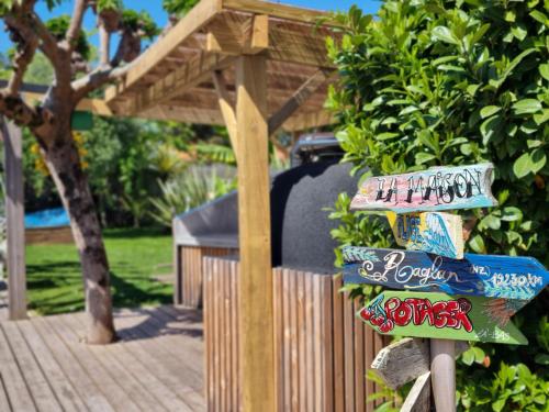 a street sign in front of a garden at La Maison Bisca in Biscarrosse-Plage