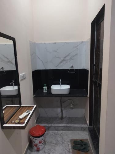 a bathroom with a sink and a mirror at Hotel Shyam Vandan in Rīngas