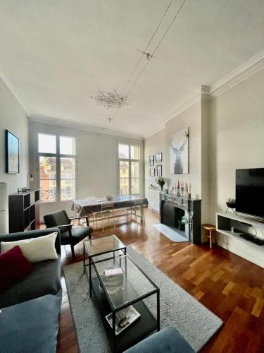 a living room with a couch and a table at La Perle de Toulon, grand appartement tout confort, idéalement situé in Toulon