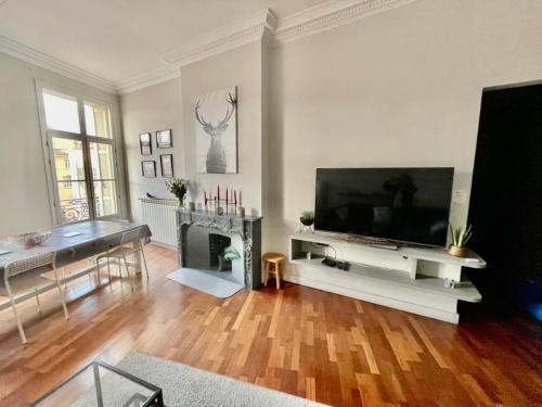 a living room with a television and a fireplace at La Perle de Toulon, grand appartement tout confort, idéalement situé in Toulon