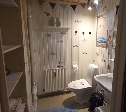 a bathroom with a toilet and a sink at Villa Sommersted Andersen in Sommersted
