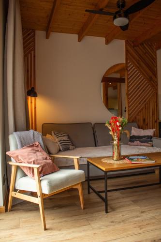 a living room with a couch and a table at Dobre Kąty całoroczne domki in Kąty Rybackie