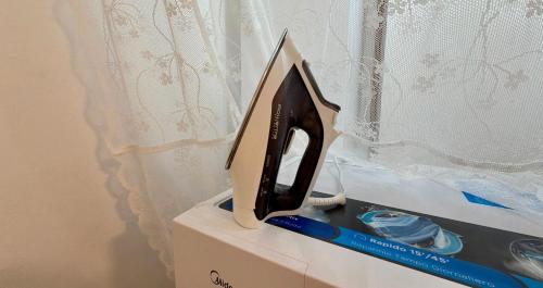 a computer monitor sitting on top of a dresser at The Yellow Corner in Pasian di Prato