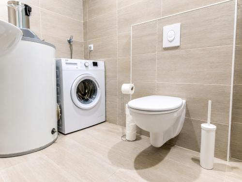 8-Min Walk to Westbahnhof - King Studio with Washer