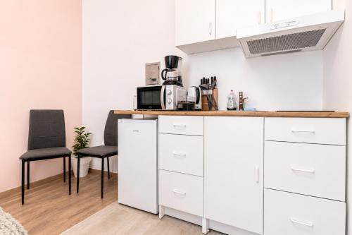 Queen Bed Central Studio With Kitchen