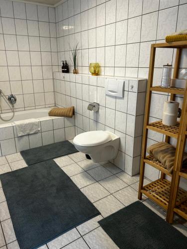 a bathroom with a toilet and a bath tub at Wohnung mit Terrasse in Hirschaid