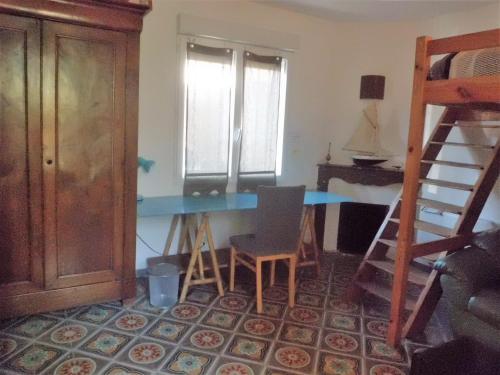 a room with a blue table and a ladder at Clos Réginel Remparts Sud in Avignon