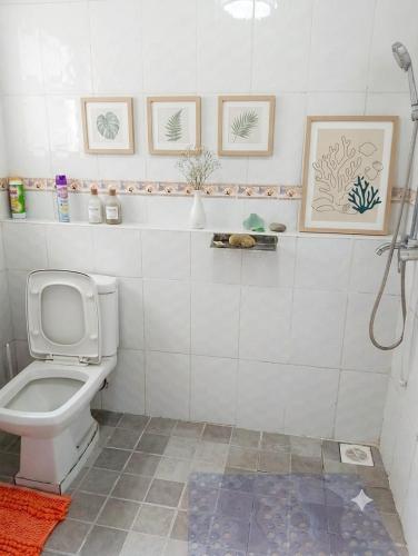 a bathroom with a toilet and a shower in it at Lakeview 3BR Apartment Nakuru CBD in Nakuru