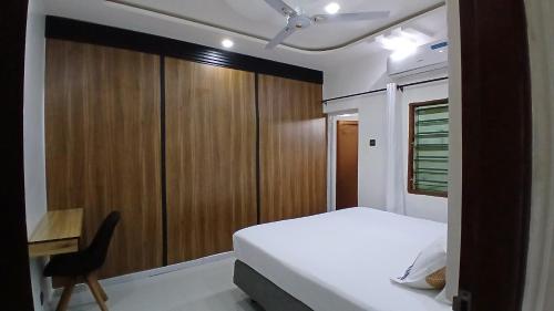 a bedroom with a bed and a wooden cabinet at Villa de 2 chambres in Porto-Novo