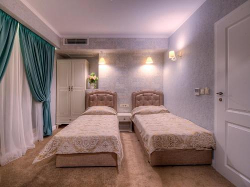 Säng eller sängar i ett rum på Family Hotel Agoncev