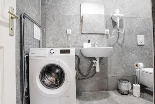 8-min Walk to Westbahnhof Chic 1BR Apartment