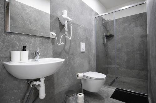 8-min Walk to Westbahnhof Chic 1BR Apartment