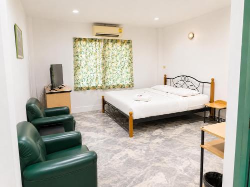 a bedroom with a bed and a tv and a chair at Luxury Hotel ลักเซอรี่ โฮเทล in Ban Don Rak