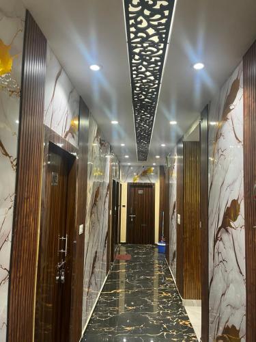 a hallway of a hotel with a hallwayngth at Hotel Royal Palace in Kolkata