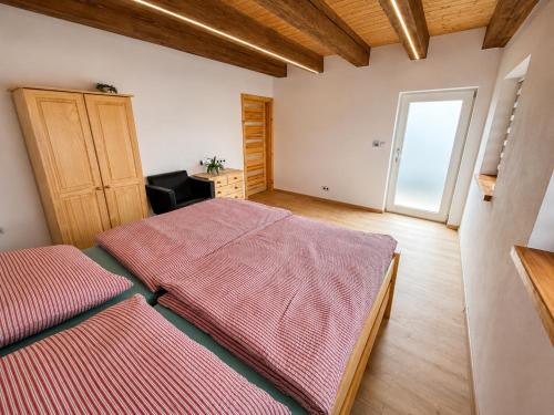 a bedroom with two beds and a window at Wellness chalupa in Havlíčkŭv Brod