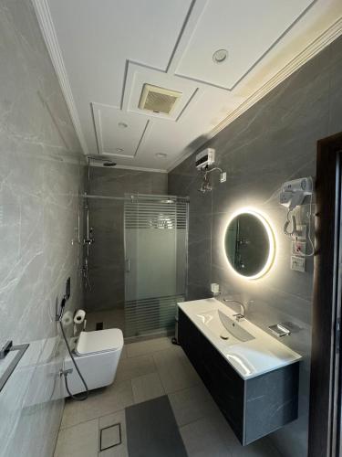 a bathroom with a sink and a shower and a toilet at شاليه بيسان 2 in Jeddah