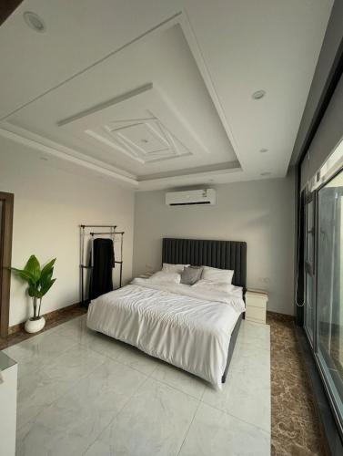 a bedroom with a large white bed in a room at شاليه بيسان 2 in Jeddah